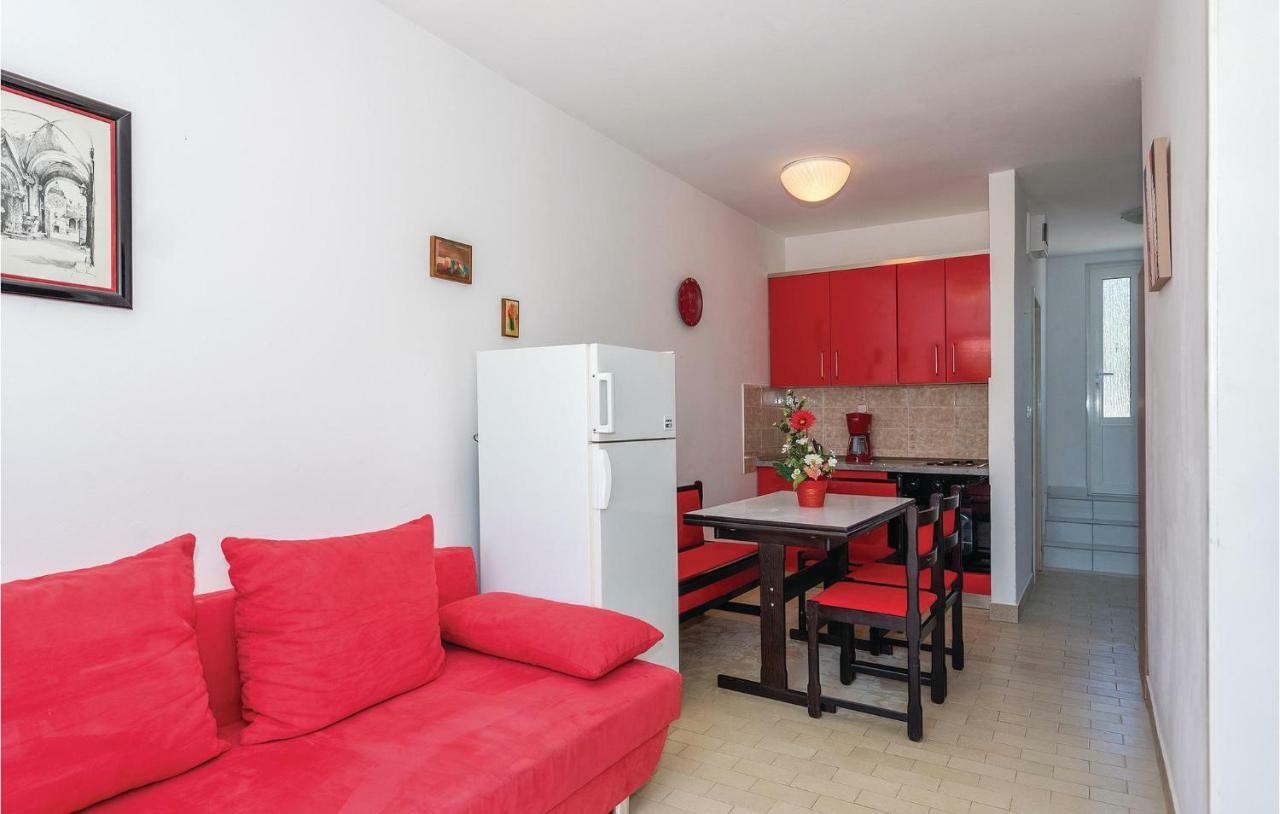 2 Bedroom Amazing Apartment In Rogoznica Рогозница Экстерьер фото